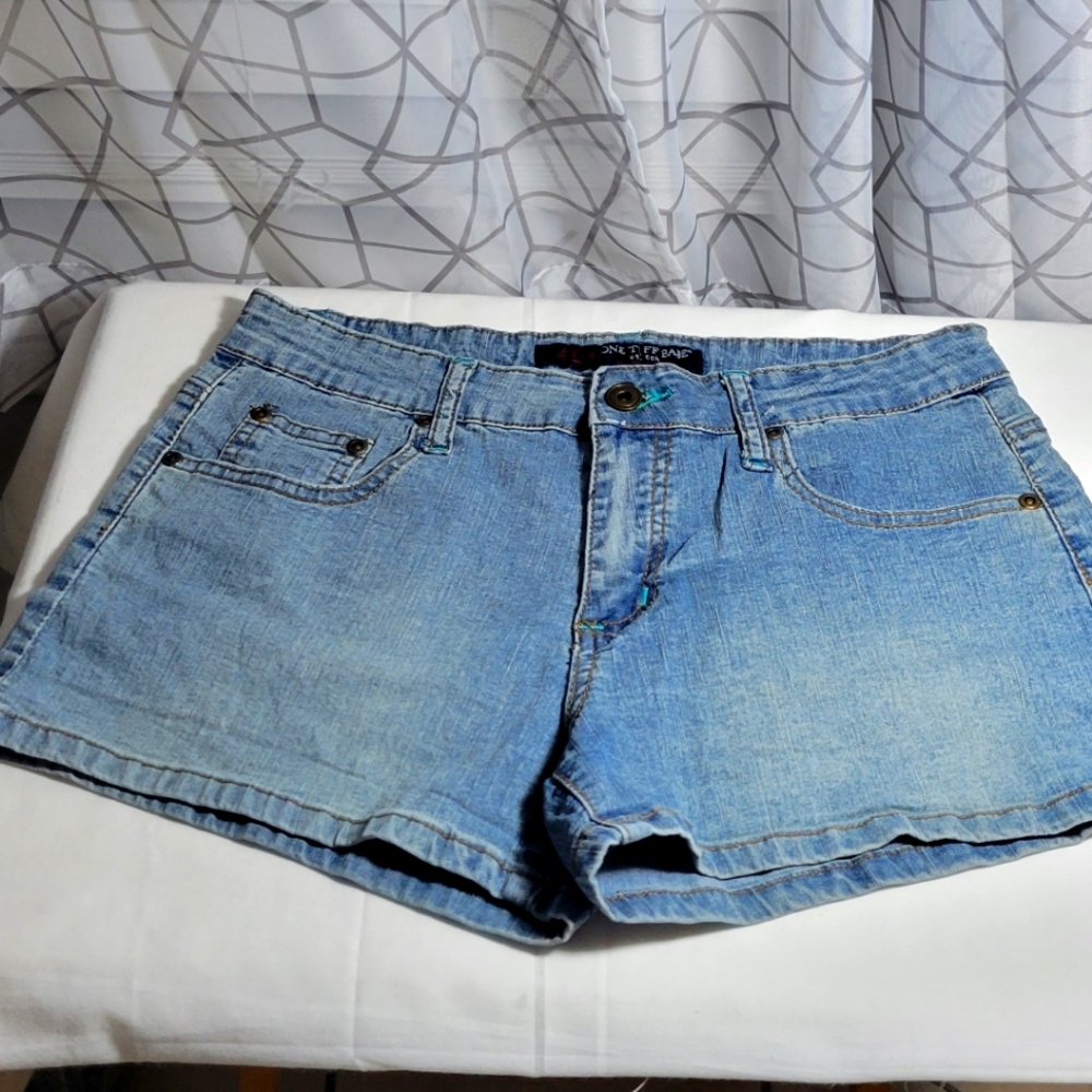 ❤ONE TUFF BABE. VINTAGE   STRETCH SHORTS SIZE 9/ 10